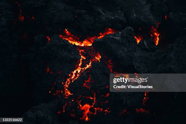 vue rapprochée de la lave fraîche fondante sur le site de l’éruption du volcan fagradalsfjall, en islande - roche volcanique photos et images de collection
