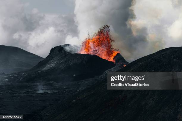 vista drammatica dell'eruzione del vulcano fagradalsfjall in islanda - cratere foto e immagini stock