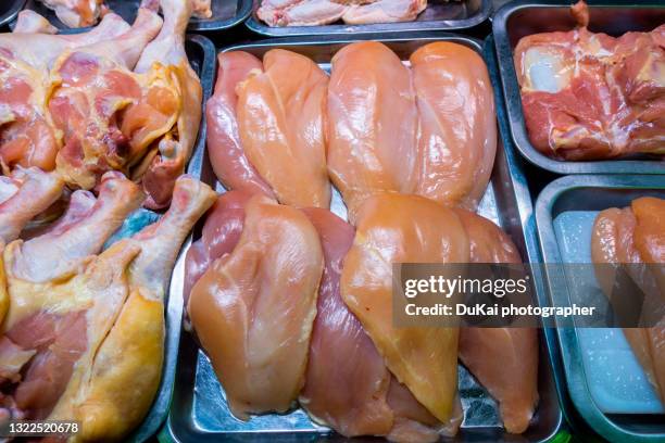fresh chicken breast - uncooked chicken photos et images de collection