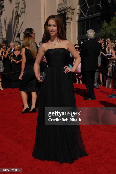 Jennifer Love Hewitt arrives on the red carpet at the 59th Annual Primetime Emmy Awards, September 16, 2007 in Los Angeles, California.