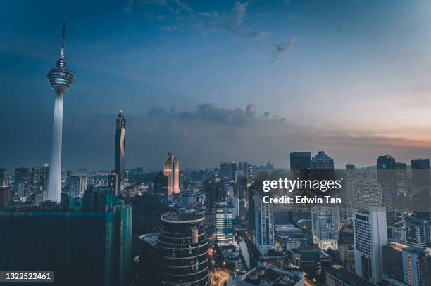 kuala lumpur stadtbild zur blauen stunde - malaysia architecture stock-fotos und bilder