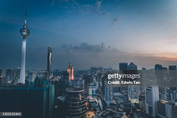 paisaje urbano de kuala lumpur en la hora azul - pueblo malasio fotografías e imágenes de stock