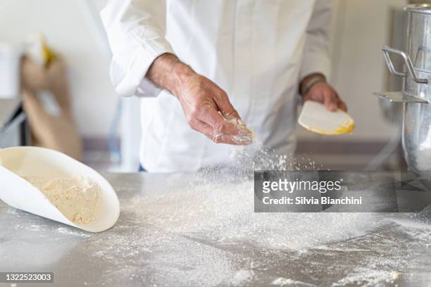 primo piano di mani da panificio chef preparazione pasta - flour foto e immagini stock