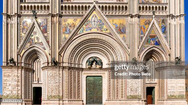 la impresionante fachada gótica de la catedral de orvieto en la región de umbría, en el centro de italia - lancet arch fotografías e imágenes de stock