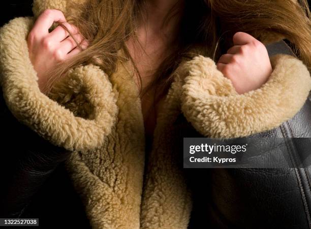 leather jacket with sheepskin - hairy woman stockfoto's en -beelden