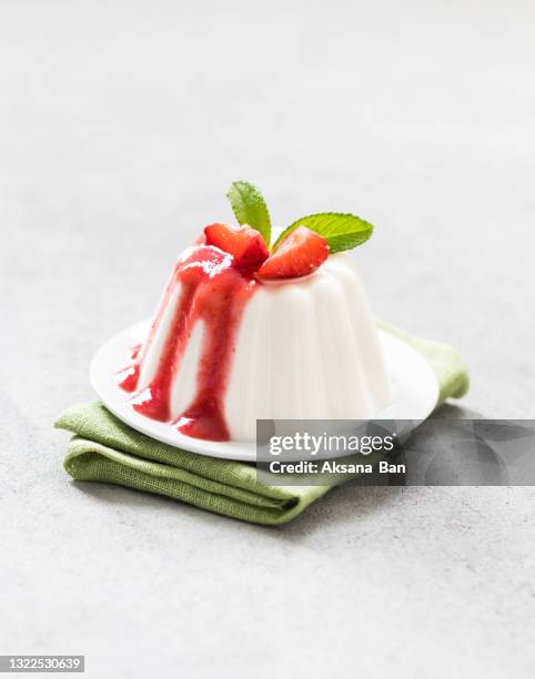 creamy dessert panna cotta vanilla with fresh strawberries and strawberry sauce on a plate on a linen napkin on a light background - panna cotta photos et images de collection