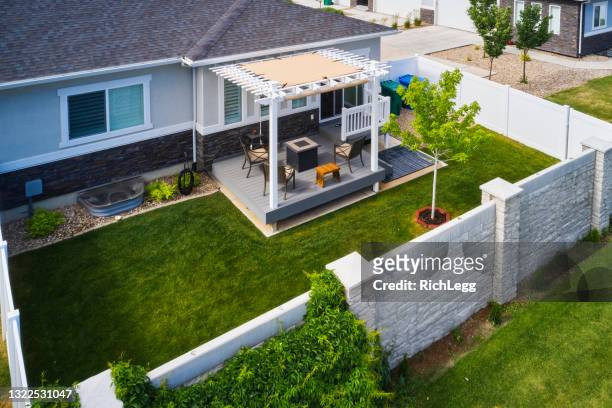 backyard deck und pergola - mehrfamilienhaus modern stock-fotos und bilder