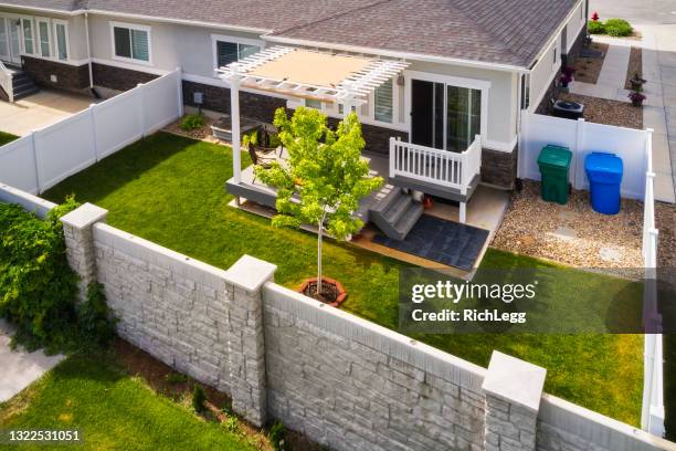 achtertuin dek en pergola - backyard deck stockfoto's en -beelden