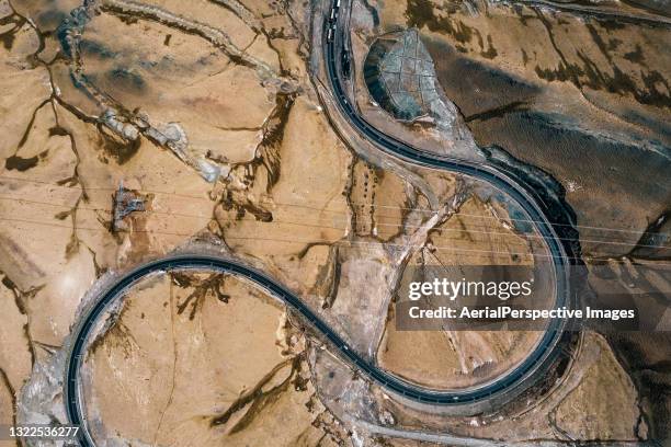 drone point view of rural road - arid stockfoto's en -beelden