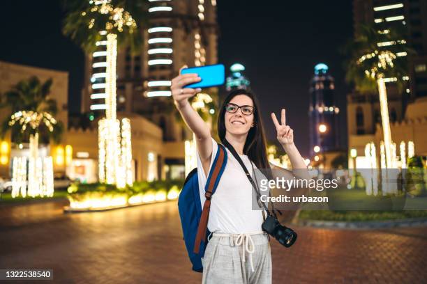 mujer haciéndote selfie en pearl-qatar - the pearl qatar fotografías e imágenes de stock