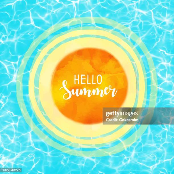 hand gezeichnet aquarell sonne isoliert auf blauen pool wasseroberfläche mit sonnenblende und wellen. aquarell sonne von hand bemalt abstrakte textur. hallo sommer design element für grußkarten und etiketten, abstrakte hintergrund, templete. - pool party stock-grafiken, -clipart, -cartoons und -symbole