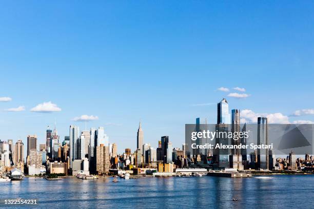 new york city skyline on a sunny day with clear blue sky, usa - chelsea new york stock-fotos und bilder