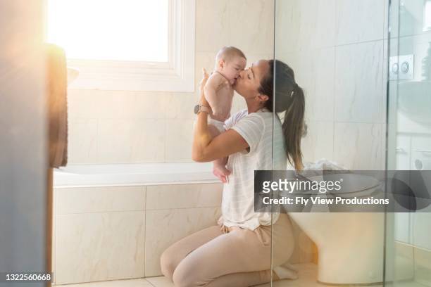 küsse vor dem bad - mother and baby taking a bath stock-fotos und bilder