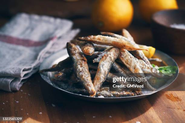 pescado de eperlano crujiente con limón fresco - eperlano fotografías e imágenes de stock