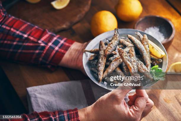 pescado de eperlano crujiente con limón fresco - eperlano fotografías e imágenes de stock