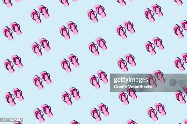 pink flip flops, summer pattern on blue - slippers stockfoto's en -beelden