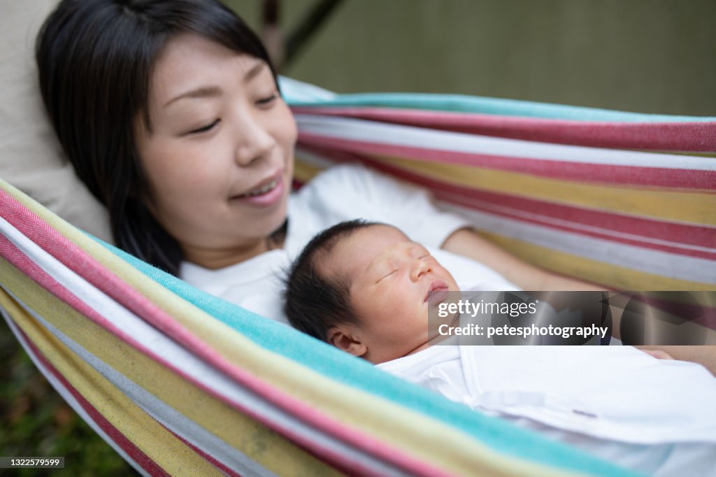 Normal A bordo Crítico Bebé Recién Nacido Durmiendo En El Pecho De Las Madres En Hamaca Juntos Foto de stock - Getty Images Normal A bordo Crítico Bebé Recién Nacido Durmiendo En El Pecho De Las Madres En Hamaca Juntos Foto de stock - Getty Images