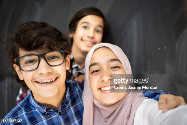 teen friends group selfie - turkey school stockfoto's en -beelden