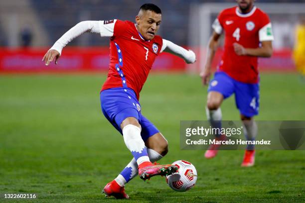 Alexis Sánchez of Chile controls de ball during a match between Chile and Bolivia as part of South American Qualifiers for Qatar 2022 at Estadio San...