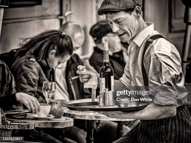 parís francia - brasserie fotografías e imágenes de stock