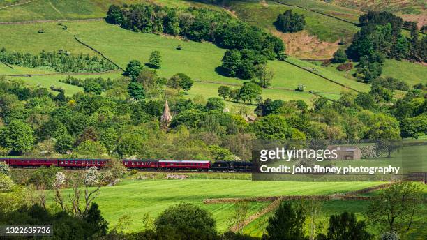 steam locomotive 45690 leander passing through edale valley - edale stock pictures, royalty-free photos & images