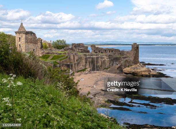 聖安德魯斯城堡廢墟旁的金沙城堡海灘 - st andrews scotland 個照片及圖片檔