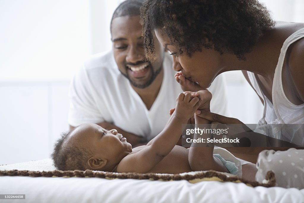 Pai assistir ao Bebé Menino e mãe de Jogar