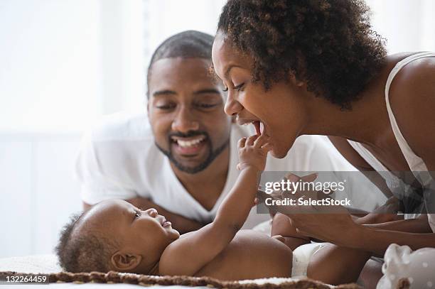 padre mirando al niño bebé y madre play - west new york nueva jersey fotografías e imágenes de stock