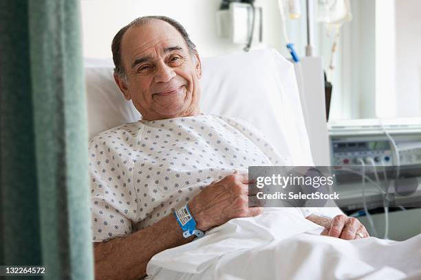 älterer mann im krankenhaus-bett - namensband stock-fotos und bilder