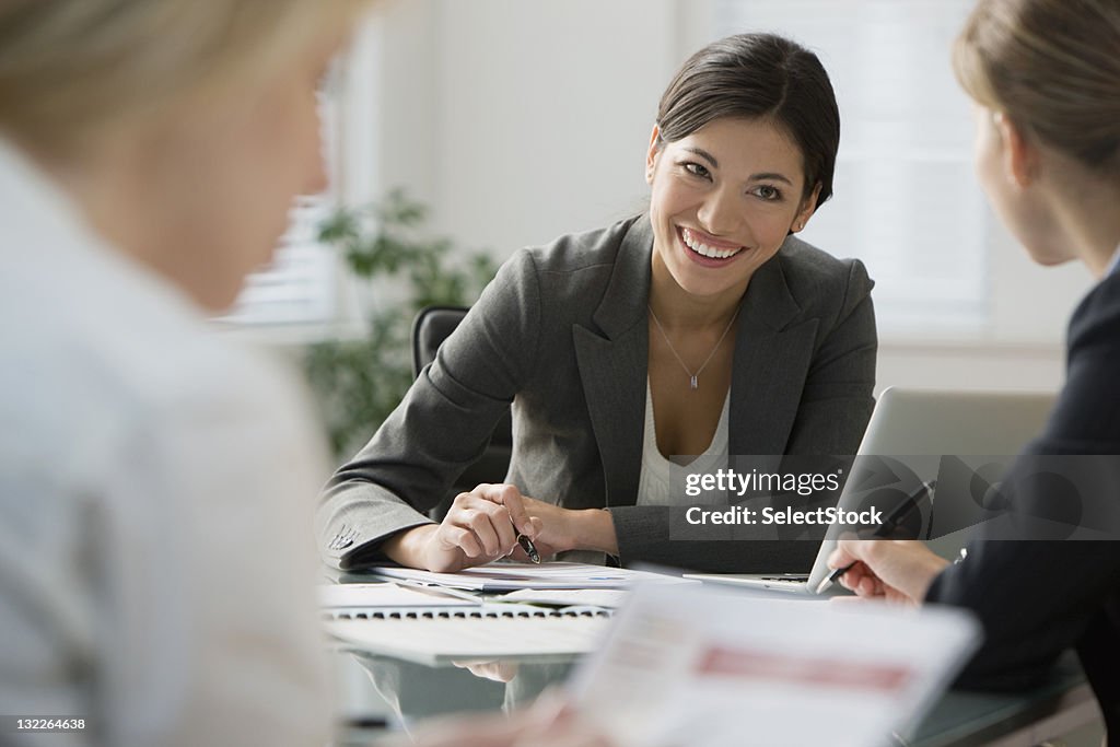 Empresaria tomar nota en la sala de reuniones