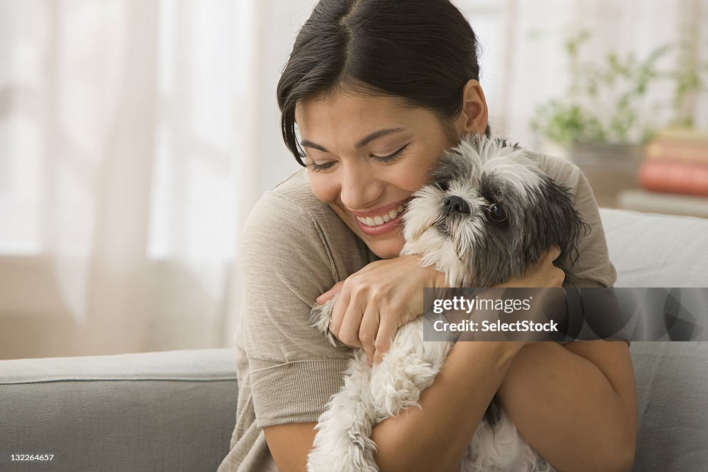 Jovem mulher Cão Abraçar