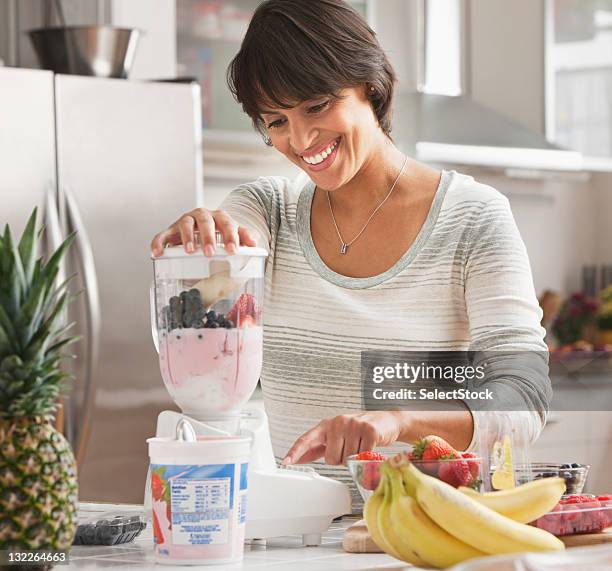 frau einen smoothie - mature woman smoothie stock-fotos und bilder