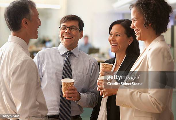 hommes d'affaires parler sur pause-café - pause café bureau photos et images de collection