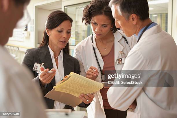 hospital staff discussing patient charts - hospital staff 個照片及圖片檔