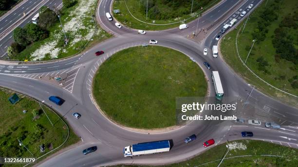 aerial view of a roundabout adjacent to the m1 motorway near milton keynes. bedfordshire. - milton keynes stockfoto's en -beelden