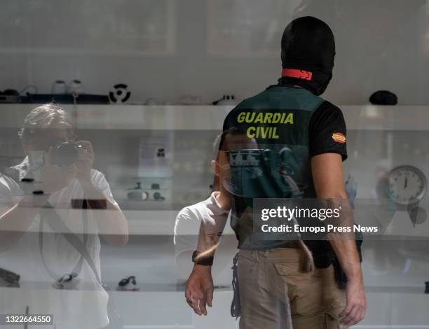 Guardia Civiles search a shop that sold spy items within an operation in which more than 250 agents with 21 records are intervening to dismantle a...