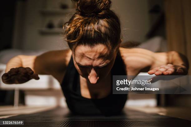 woman exercising at home - china foto e immagini stock