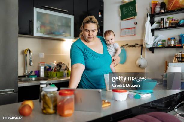 moeder en vader die vijf maand oud babymeisje voeden - chubby girls stockfoto's en -beelden