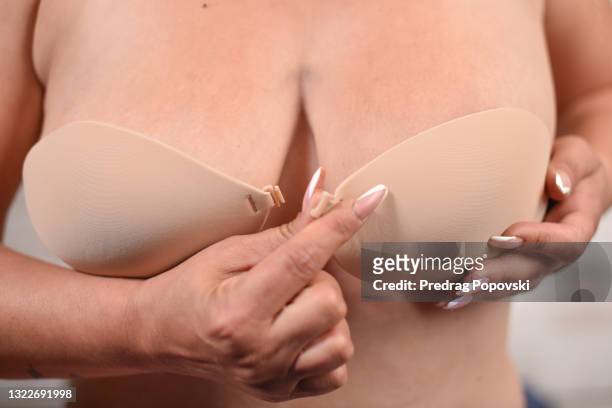 large woman placing bra - große brüste stock-fotos und bilder