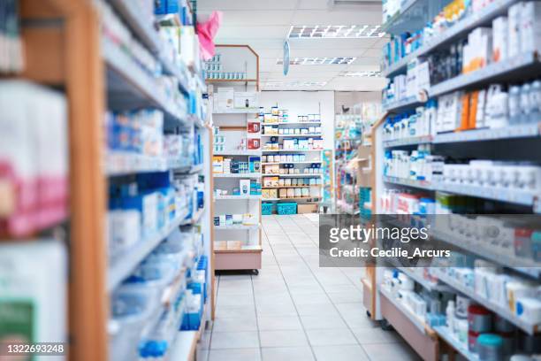 plan recadré d’étagères remplies de divers médicaments dans une pharmacie - travée photos et images de collection