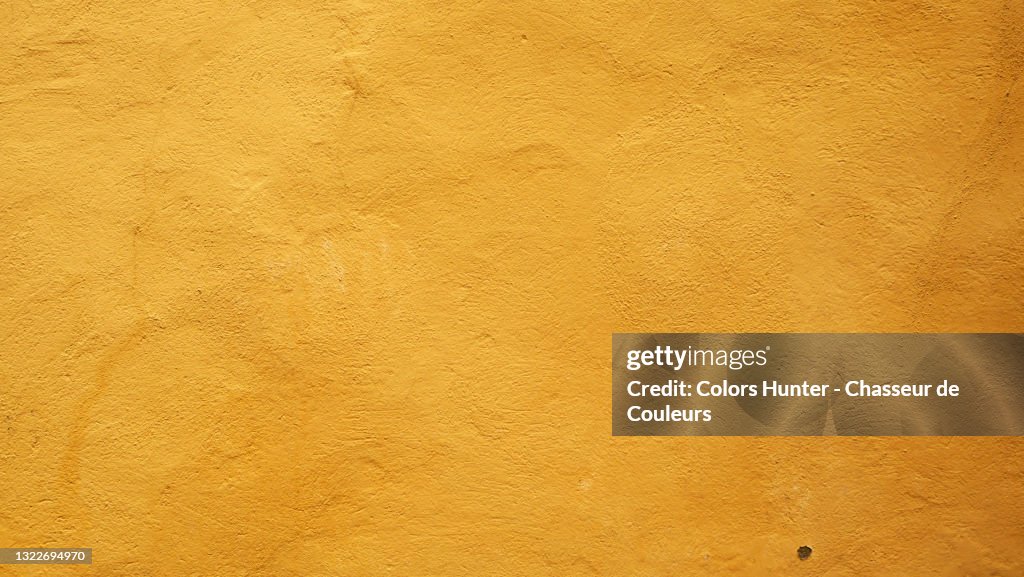 Clean and textured yellow wall in Paris