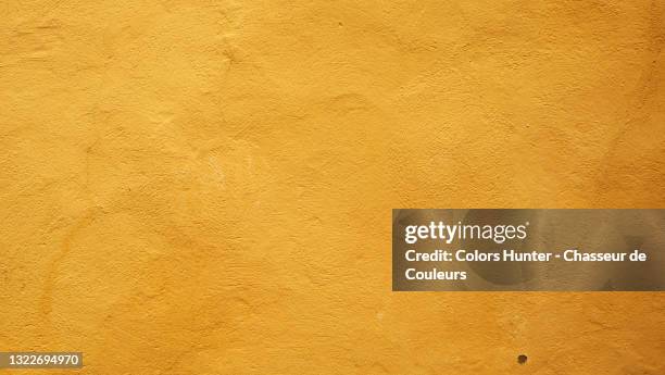 clean and textured yellow wall in paris - gesso para construção imagens e fotografias de stock