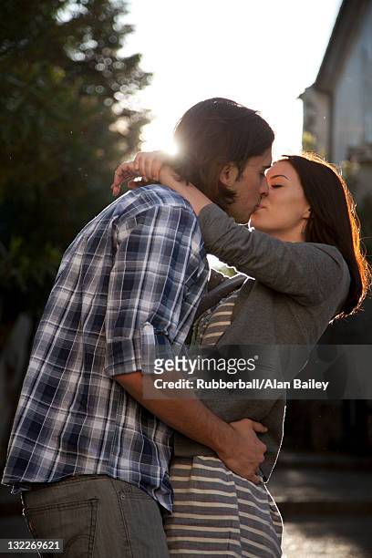 italien, venedig, junges paar küssen in den sonnenuntergang - sun flare couple stock-fotos und bilder