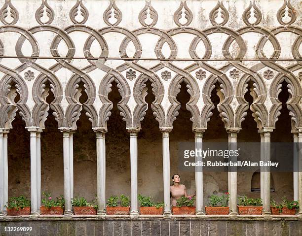 italien, ravello, frau stehend auf balkon zwischen verzierten säulen - ravello stock-fotos und bilder