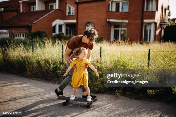 pattino padre e figlia - skate foto e immagini stock