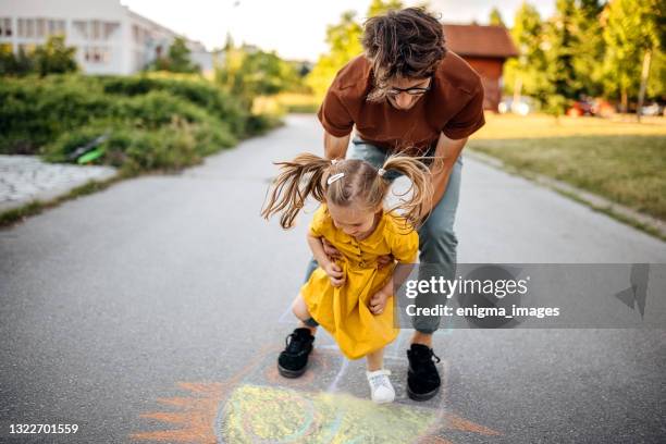 glück liegt in den kleinen dingen - hopscotch stock-fotos und bilder