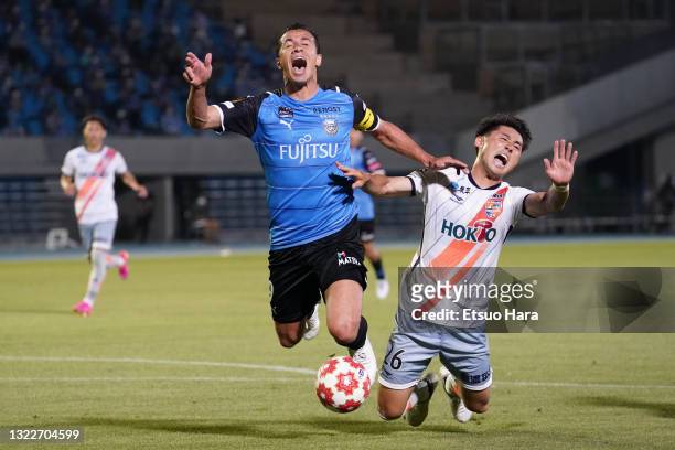 Leandro Damiao of Kawasaki Frontale and Kaito Omomo of Nagano Parceiro compete for the ball during the 101st Emperor's Cup second round match between...