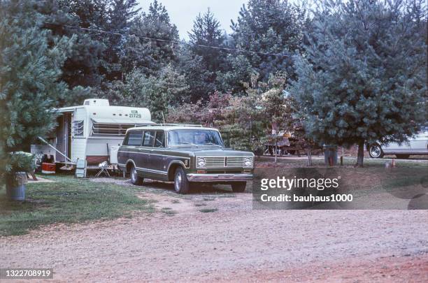 retro image: holiday camping in the mountains of franklin, north carolina, 1977 - 1977 imagens e fotografias de stock