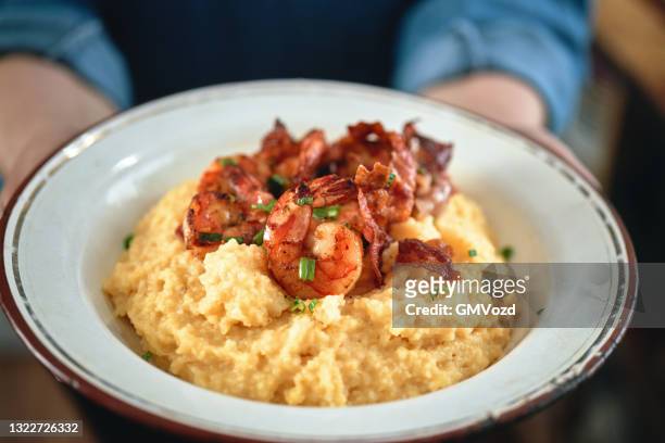shrimp and grits with bacon and scallion - shrimp and grits stock pictures, royalty-free photos & images