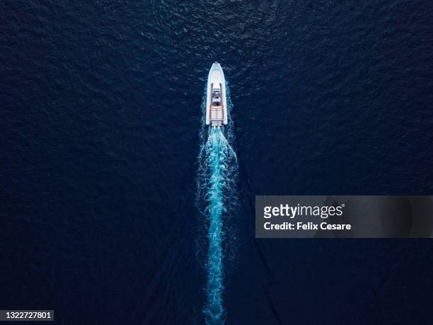 aerial view of a speedboat. - embarcación de recreo fotografías e imágenes de stock